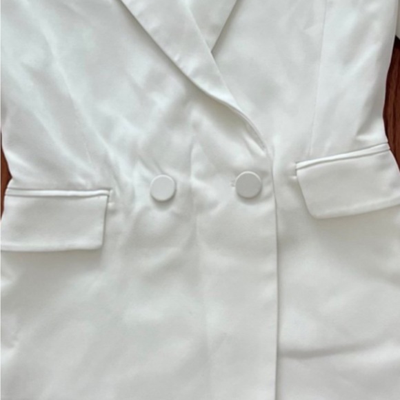 Alice + Olivia Kyrie Tuxedo Skort
Romper - Picture 16 of 16